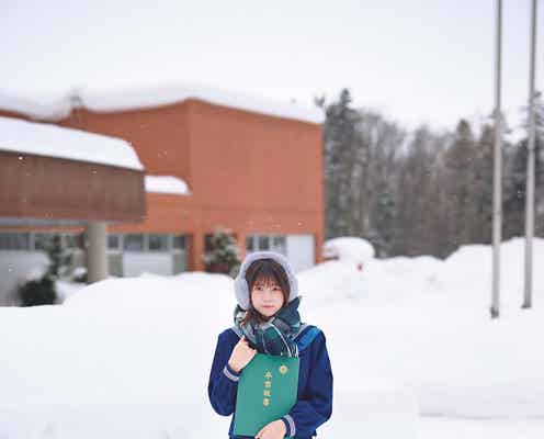 乃木坂46冨里奈央、透明感溢れる制服姿「週プレ」で高校ラストの撮り下ろし