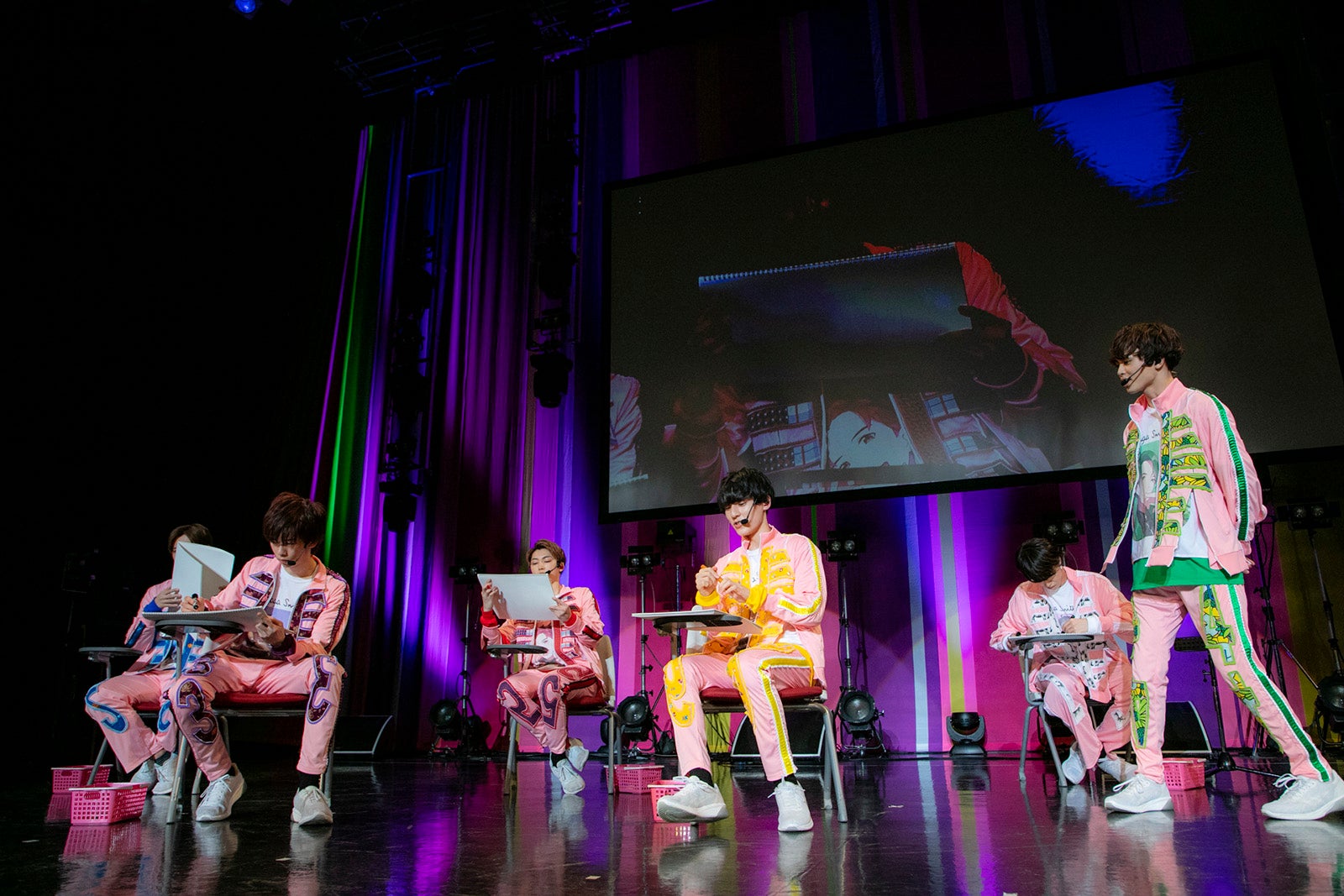 真剣にスケッチブックに向き合いグッズを考案 （写真提供：SDR）