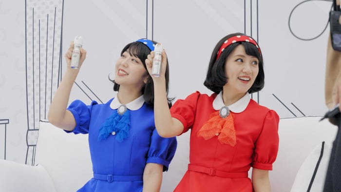 峯岸みなみ、高橋みなみ/メイキング映像より(提供写真)