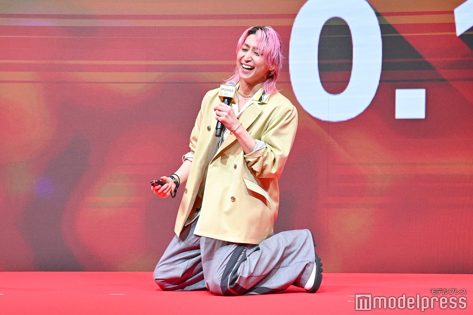 ゲームをする佐久間大介（C）モデルプレス