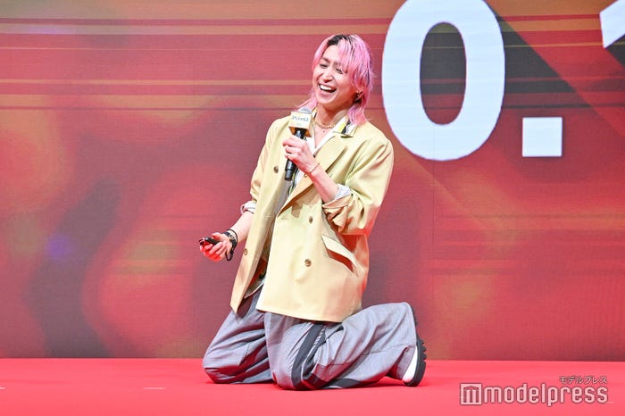 ゲームをする佐久間大介(C)モデルプレス