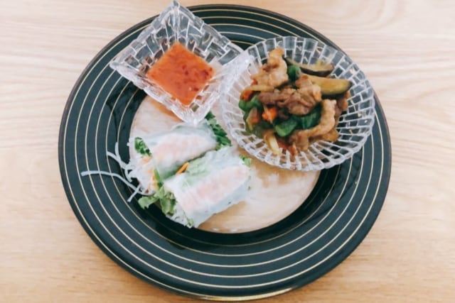 成城石井　海老の生春巻きと豚と野菜の炒めもの