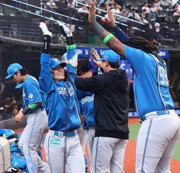 日本ハムが逆転！奈良間が値千金の2ラン 打たれた平良は頭を抱えて呆然