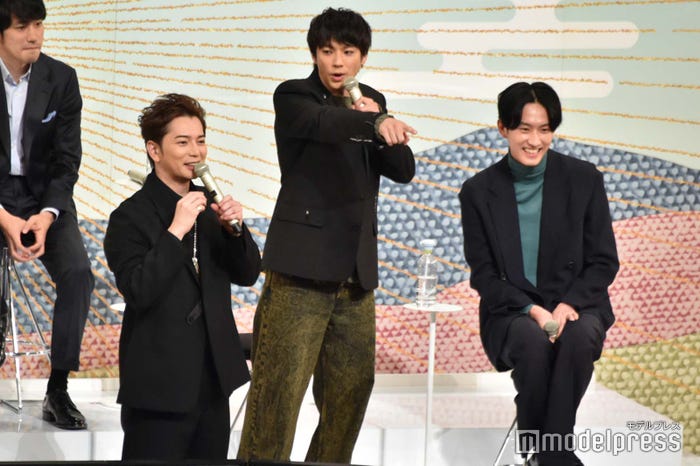 山田裕貴のファンかと思いきや松本潤のファンで思わず立ち上がる松本潤、山田裕貴、見守る杉野遥亮(C)モデルプレス