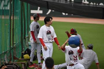 広島 投手最年長の大瀬良が1軍合流 右ふくらはぎ損傷から復帰 新井監督とがっちり握手