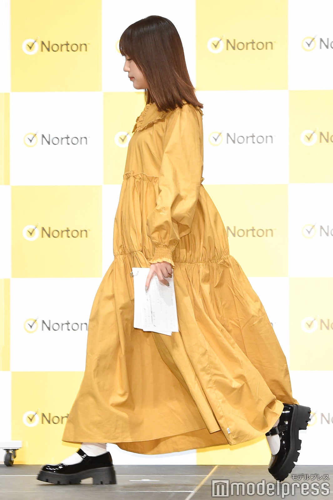 黄色いワンピース姿で登場したなえなの （C）モデルプレス