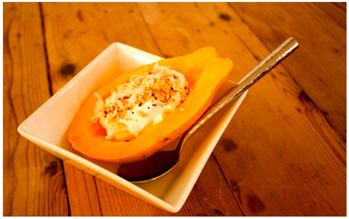 ハーフカットのパパイヤ／「the nook neighborhood bistro」オフィシャルサイトより