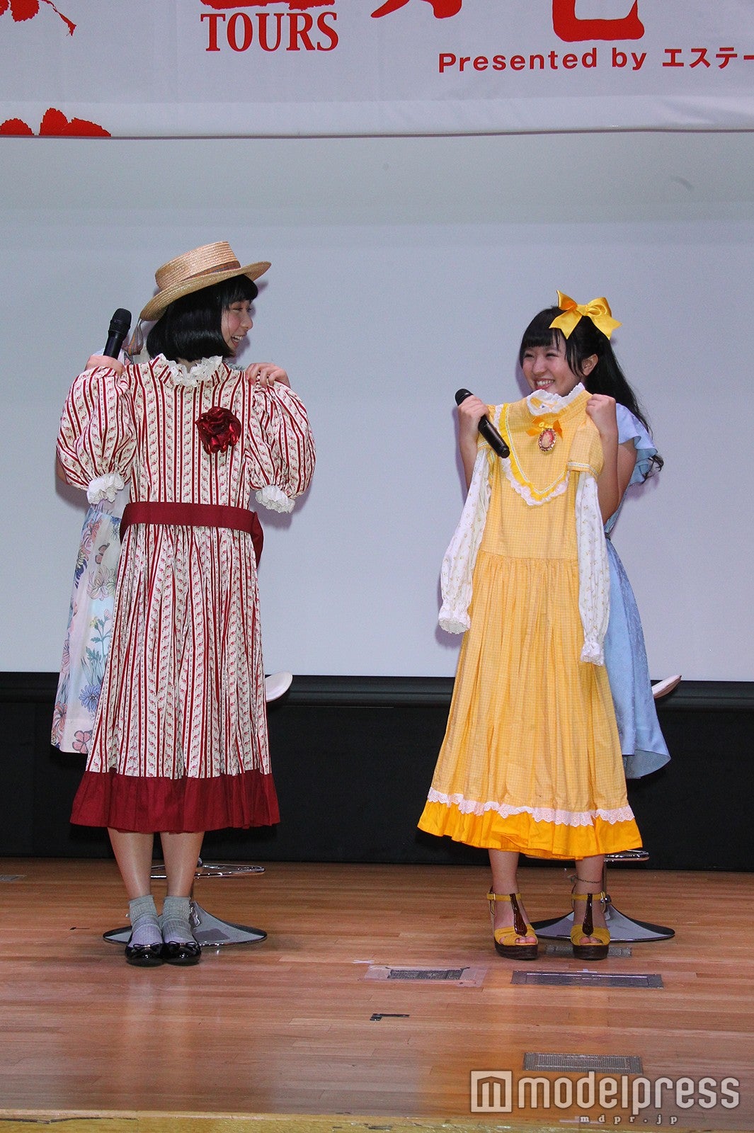 （左から）上白石萌歌、さくらまや