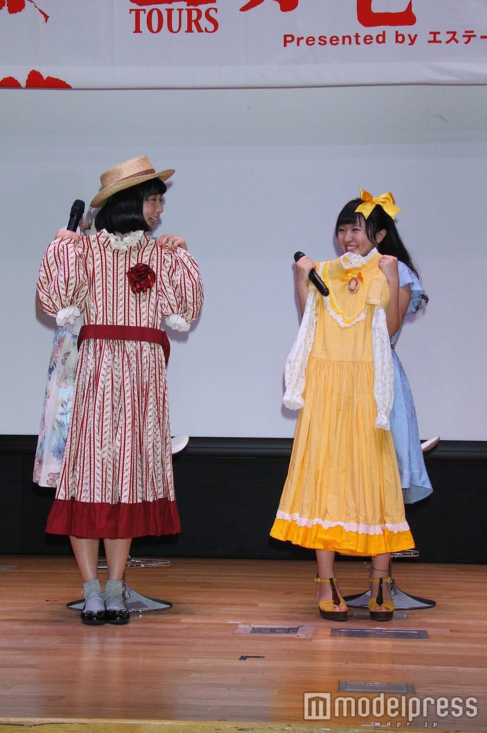 (左から)上白石萌歌、さくらまや