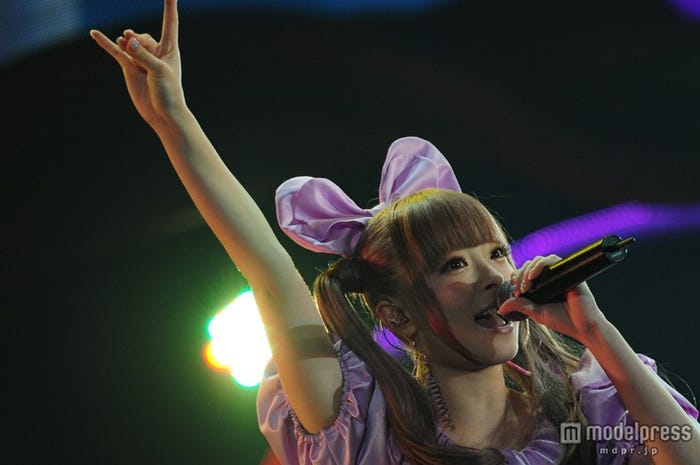 観客に振り付けをレクチャー。会場を盛り上げるきゃりーぱみゅぱみゅ