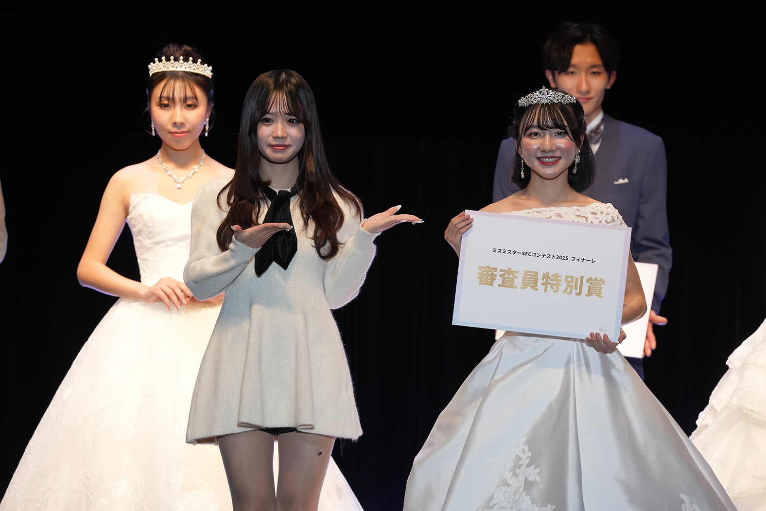 （右）村上佳蓮さん（提供写真）