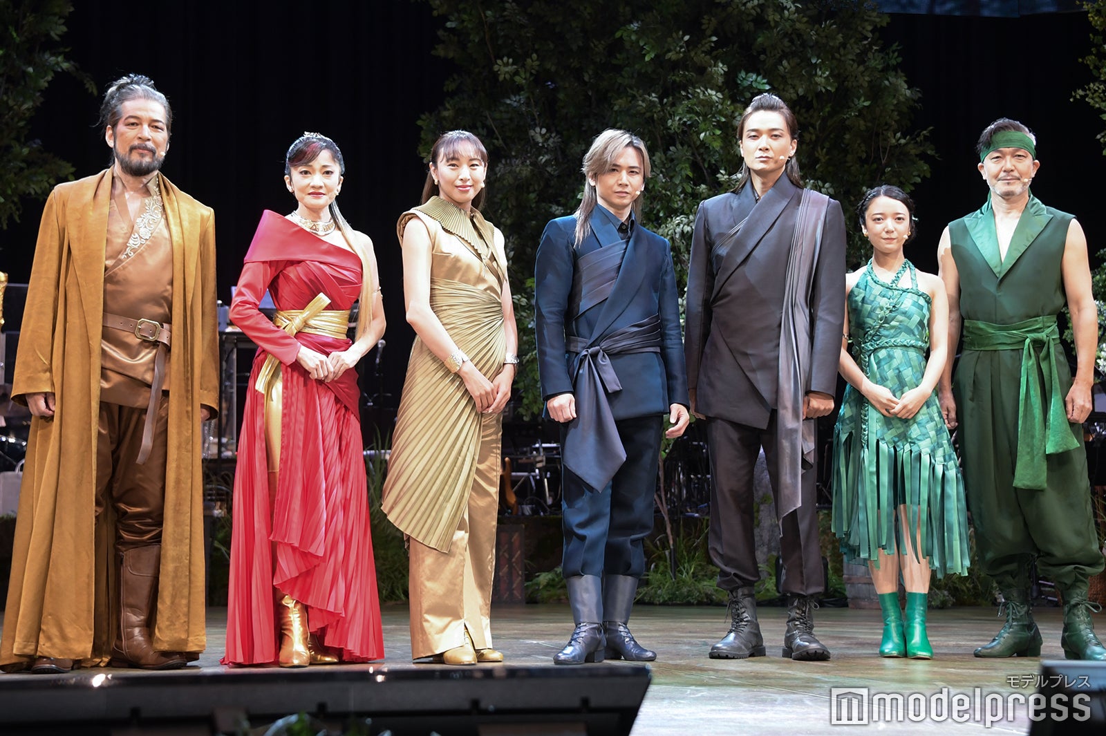 （左から）宮川浩、島田歌穂、音月桂、堂本光一、井上芳雄、上白石萌音、大澄賢也（C）モデルプレス