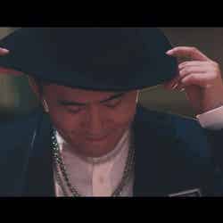 斎藤司／吉本坂46のデビュー曲「「泣かせてくれよ」ミュージックビデオより（画像提供：ソニー・ミュージック）