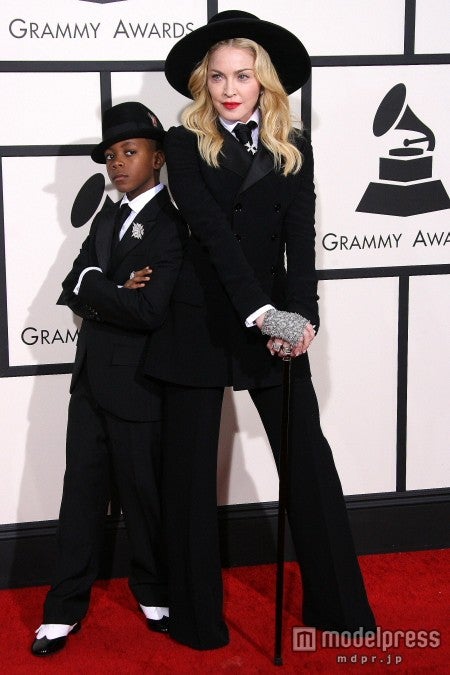 マドンナ、息子デヴィッド・バンダ君とペア衣装で登場