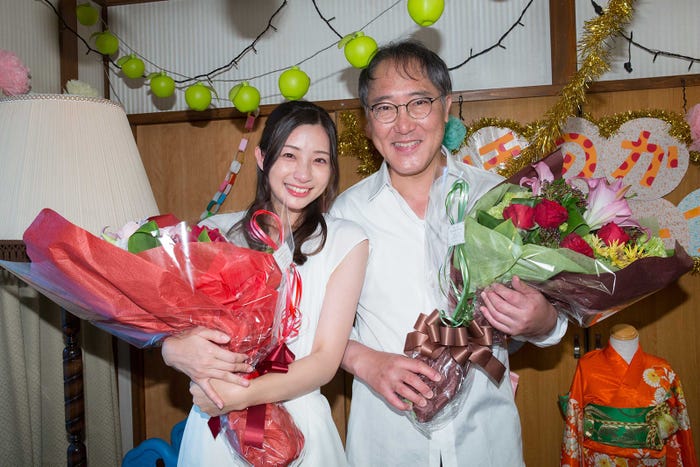 足立梨花&佐野史郎(C)東海テレビ