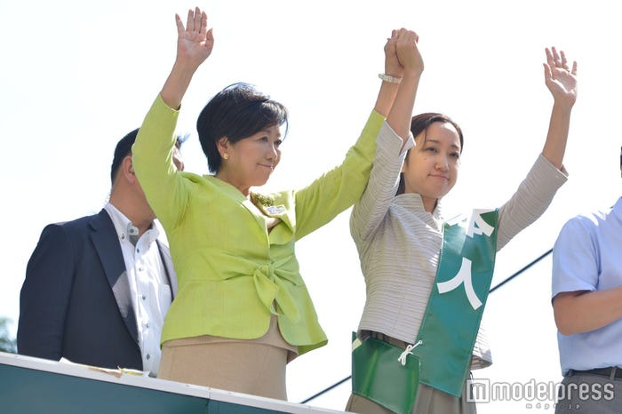 小池百合子東京都知事、斉藤れいな氏/街頭演説にて(C)モデルプレス