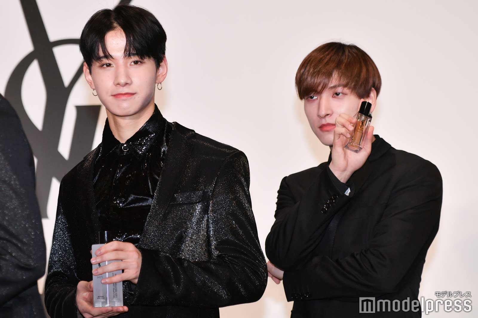 商品を見せながら華麗に降壇する佐藤景瑚、金城碧海 （C）モデルプレス