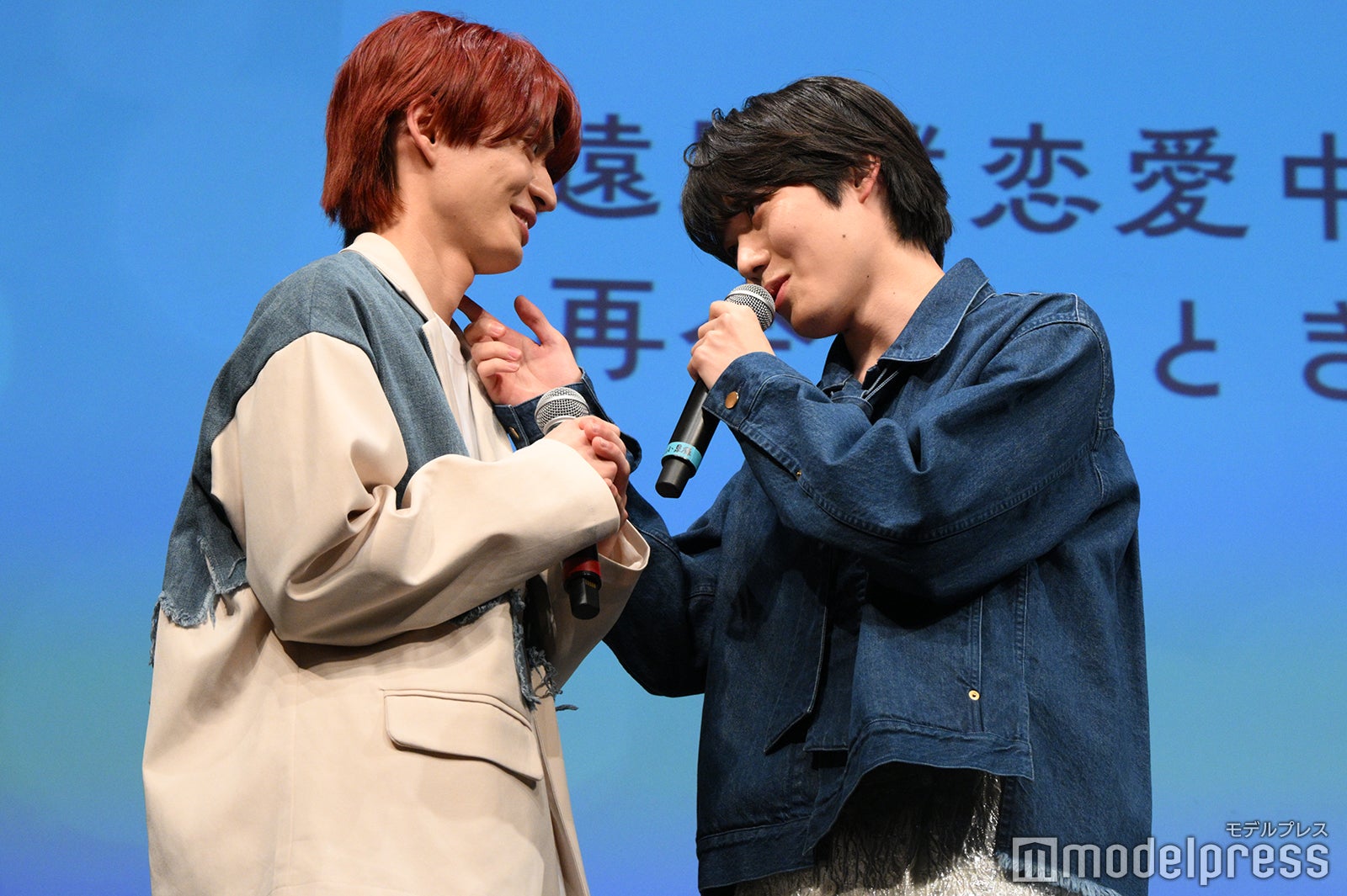 杢代和人にバーンする小泉光咲（C）モデルプレス