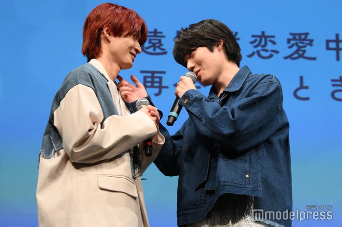 杢代和人にバーンする小泉光咲(C)モデルプレス