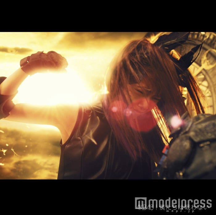 AKB48「僕たちは戦わない」より(画像提供:日本レコード協会)