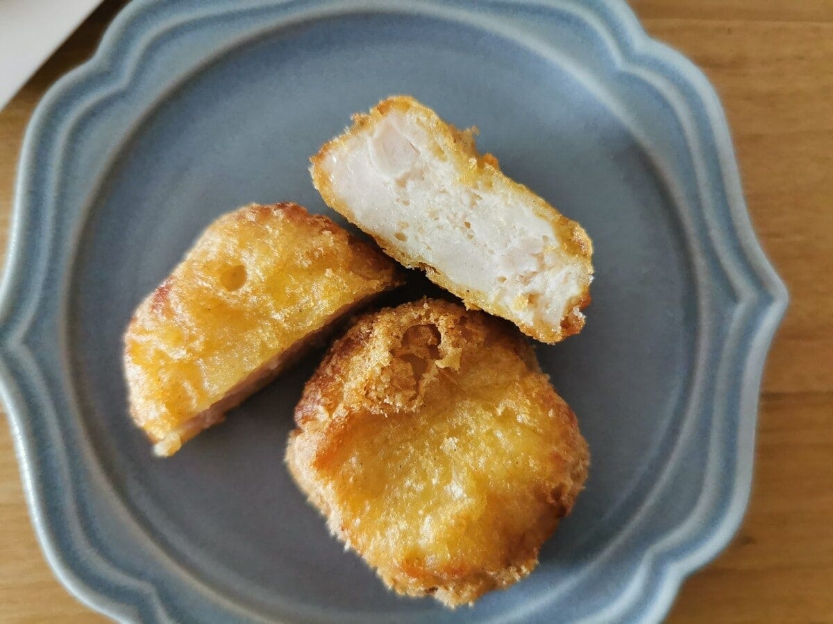 断面を見ると鶏肉100%とは少し違うのがわかりますが、お肉っぽさもちゃんとあります