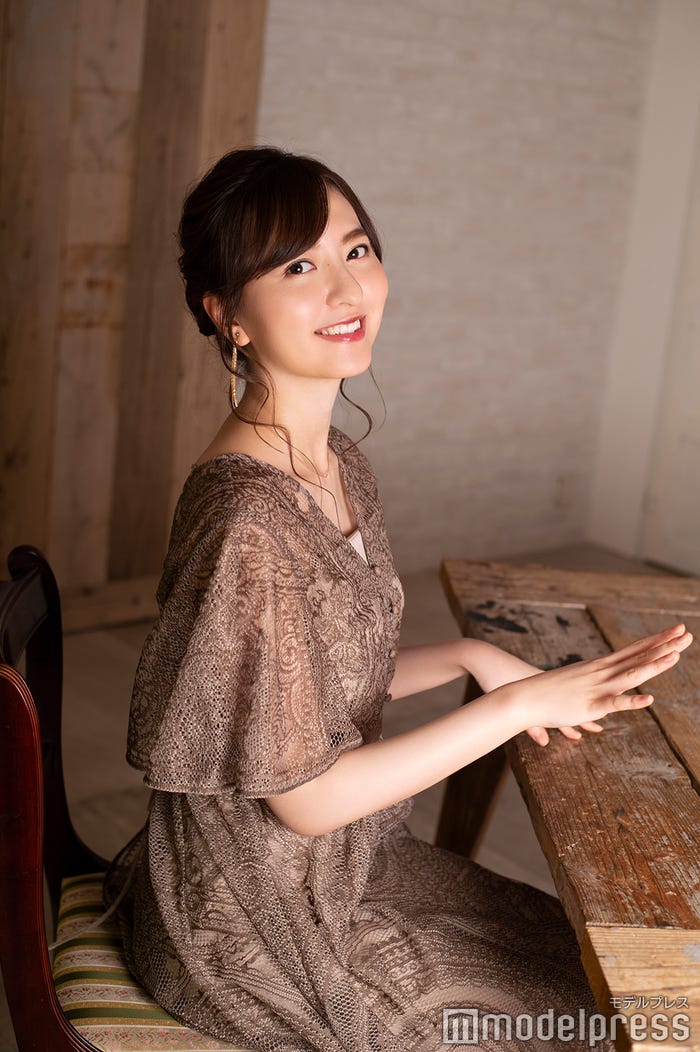 “ピアノを弾いている仕草”という無茶振りにも笑顔で対応してくれた森保まどか (C)モデルプレス