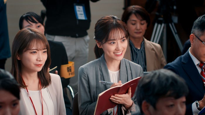 (左から)秋元真夏、山下美月/新TVCM「年俸アップ会見?」篇より(提供写真)