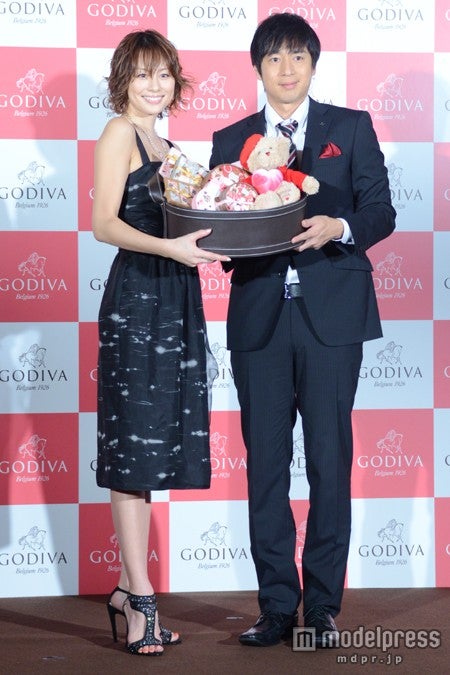 米倉涼子（左）とチュートリアル・徳井義実（右）