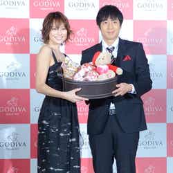 米倉涼子(左)とチュートリアル・徳井義実(右)