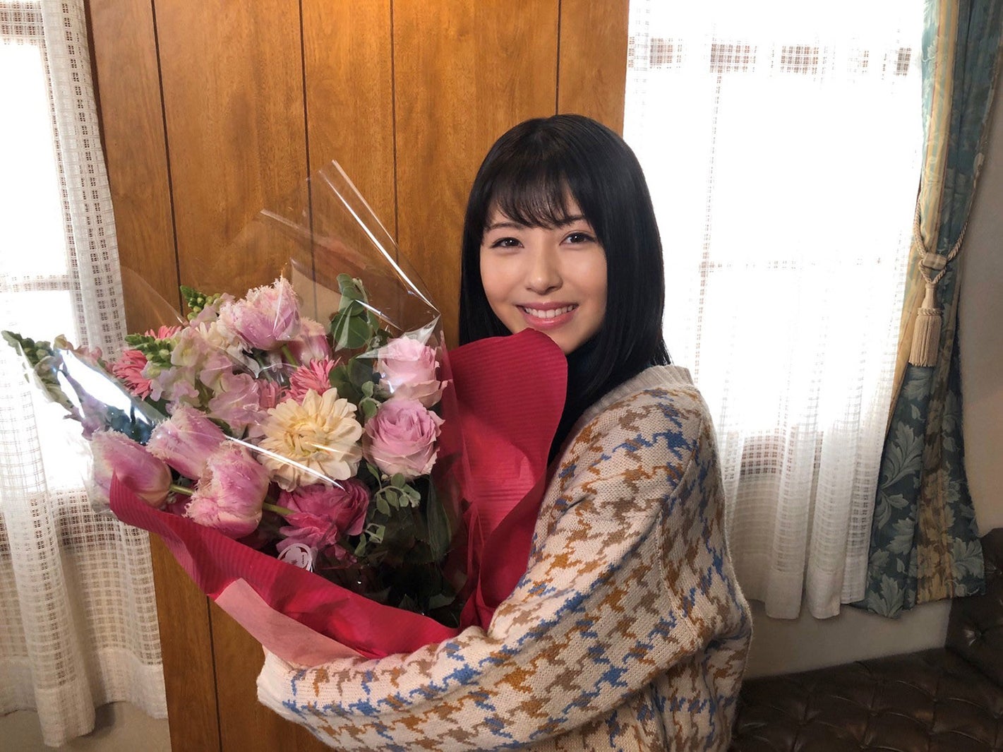 浜辺美波「本当に幸せ者だった」クランクアップで感謝＜アリバイ崩し承ります＞