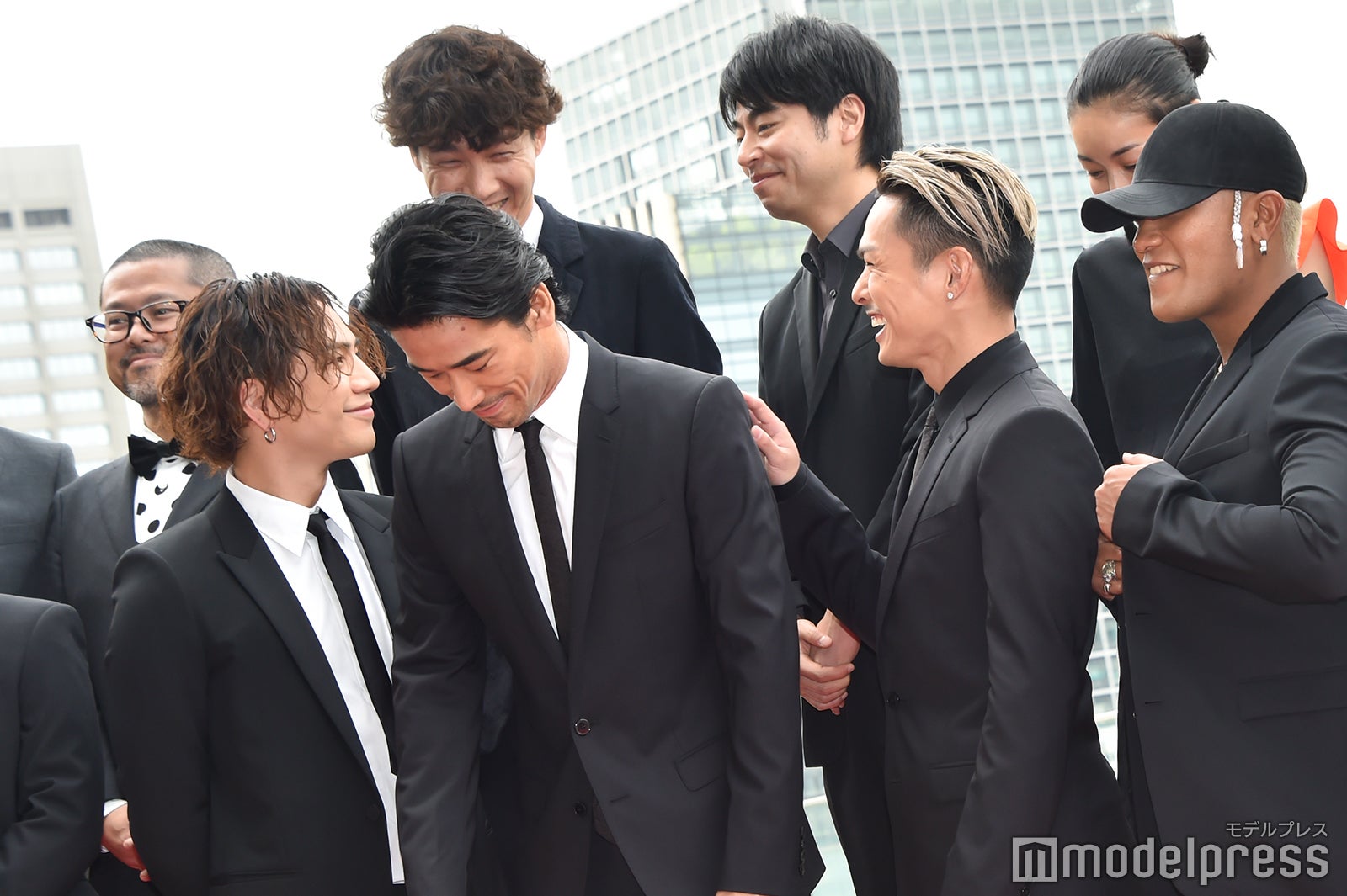 背が高すぎて後列の監督陣とかぶる小林直己（前列左から2番目）② （C）モデルプレス