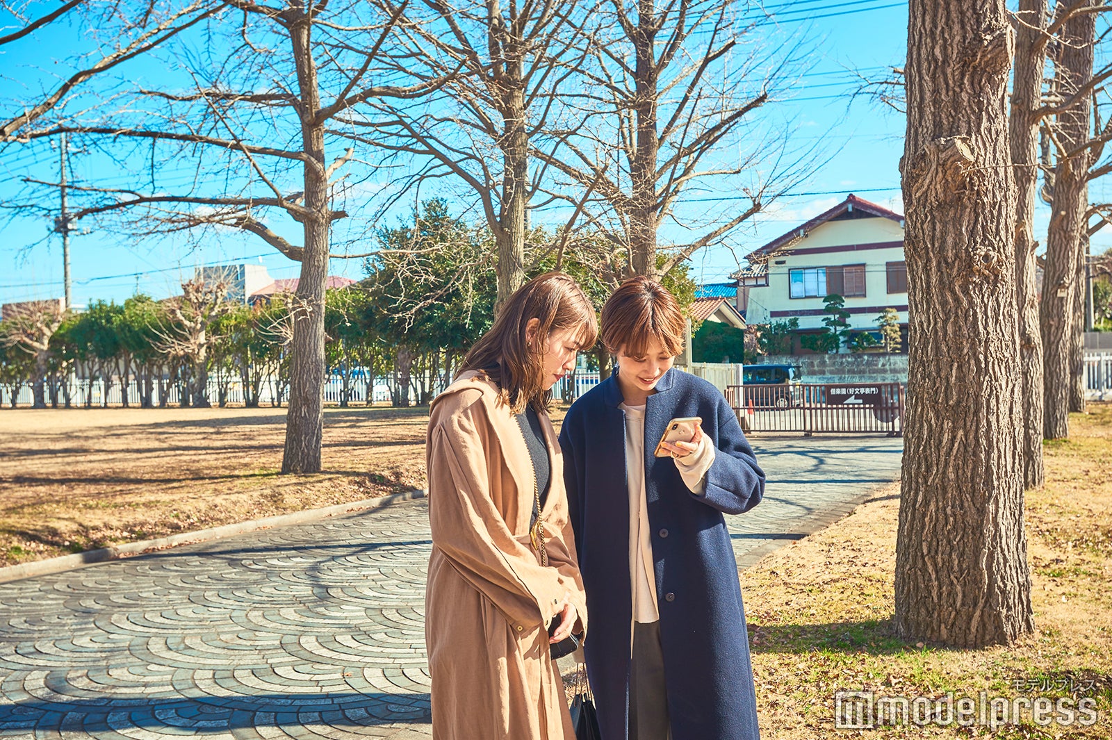 撮れた写真をチェックしてSNSにアップ（C）モデルプレス