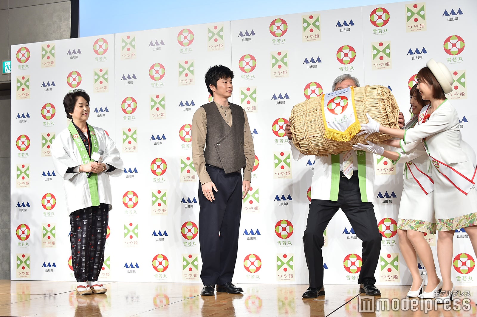 新米一俵を贈呈された田中圭（C）モデルプレス