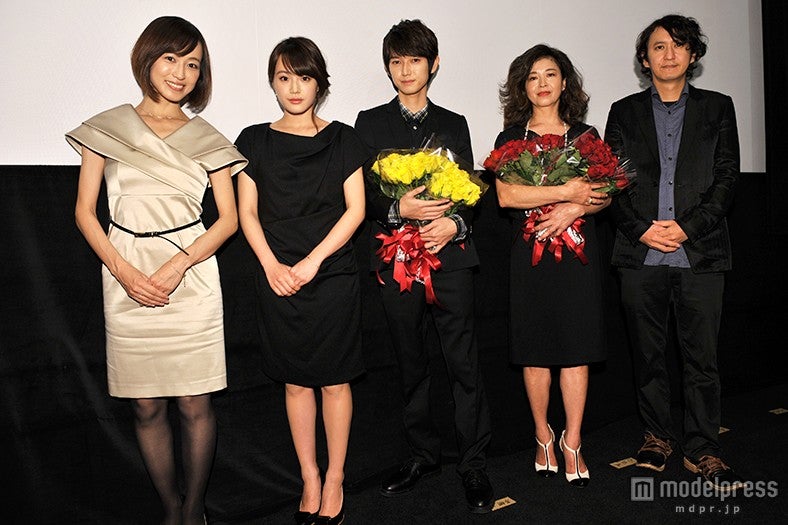 （左から）及川奈央、藤原令子、本郷奏多、石田えり、時川英之監督