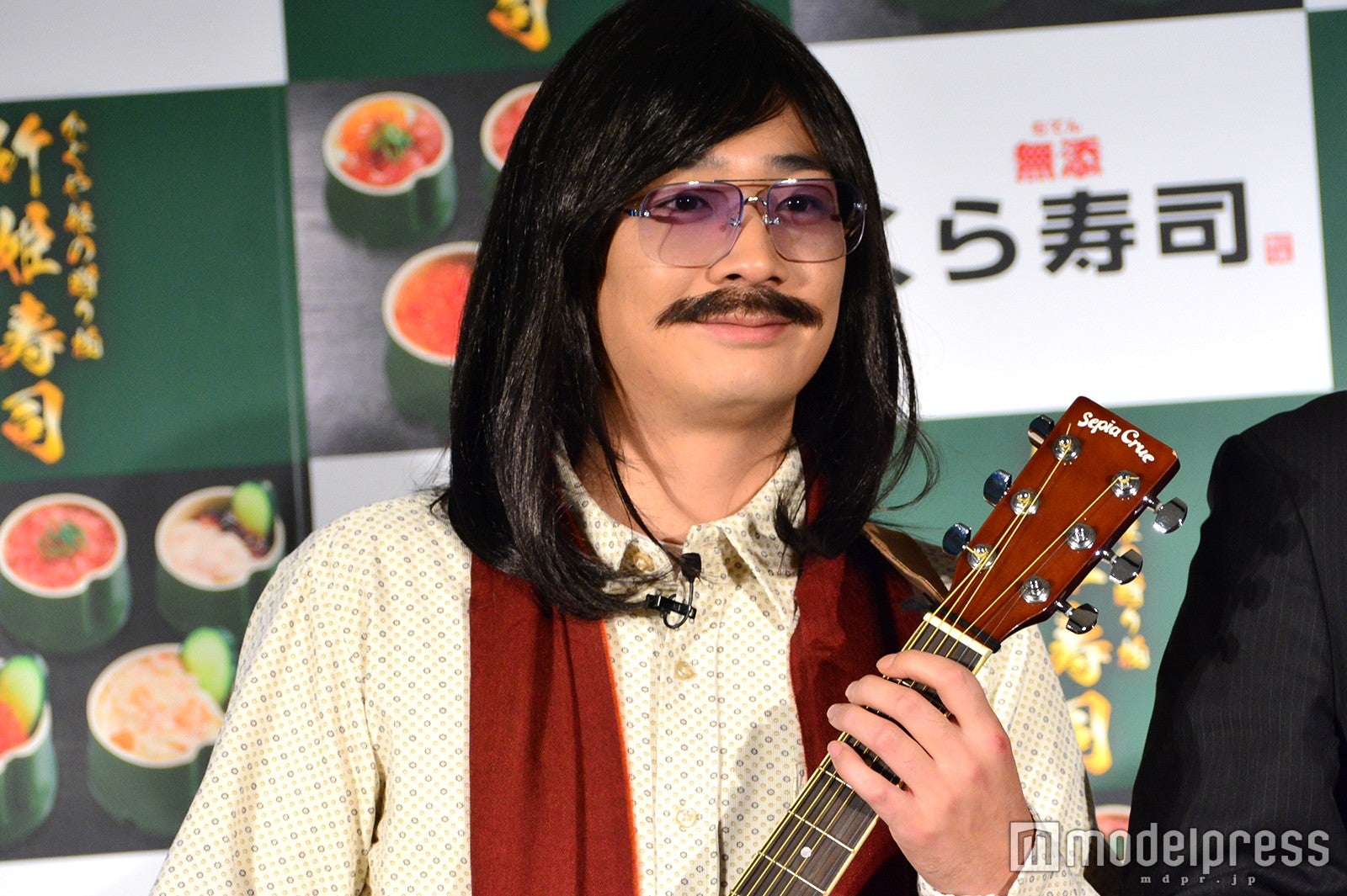 伊勢正三に扮する鰻和弘 （C）モデルプレス