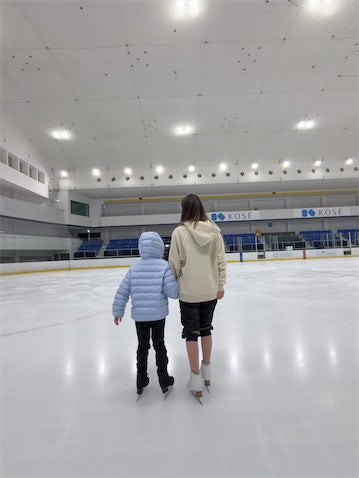 荒川静香、8歳息子と"腕組み"スケートリンクへ「完全にスケーターですね」「成長されましたね」