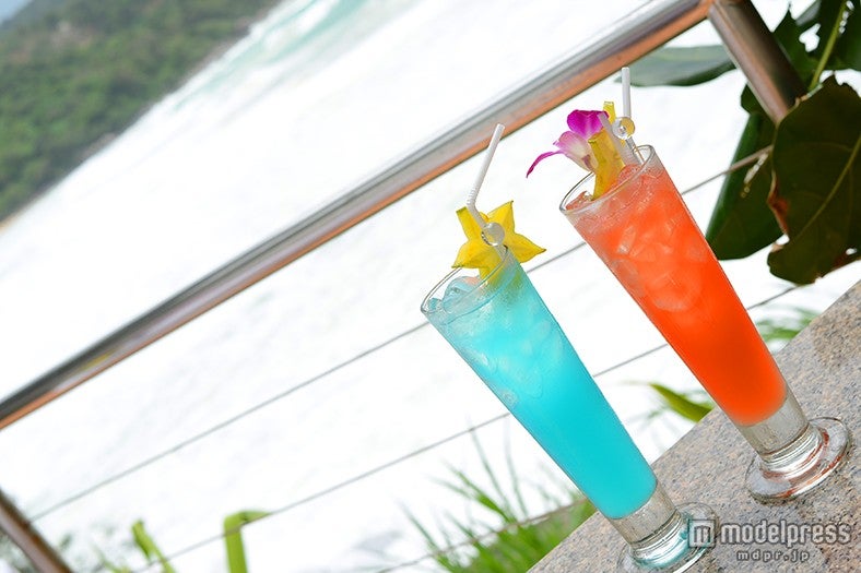 （左から）フルーティで爽やかな「Blue Paradise」、トロピカルな風味の「Maitai」各290バーツ