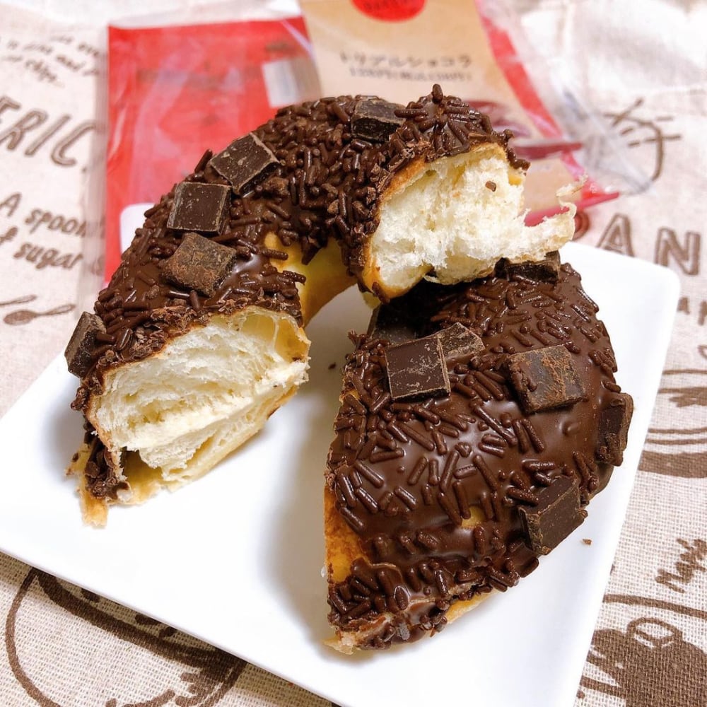 ファミリーマートのトリプルショコラを半分に切った写真