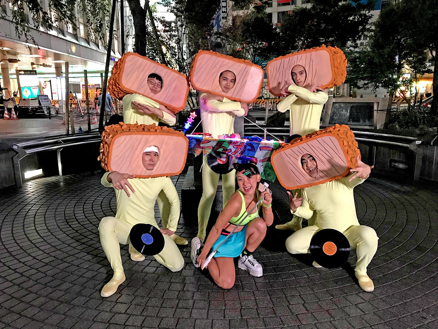 （前列左から）浅香航大、フワちゃん、加藤諒（後列左から）前原滉、北村匠海、栗原類（C）2020イーピャオ・小山ゆうじろう／集英社・映画「とんかつDJアゲ太郎」製作委員会