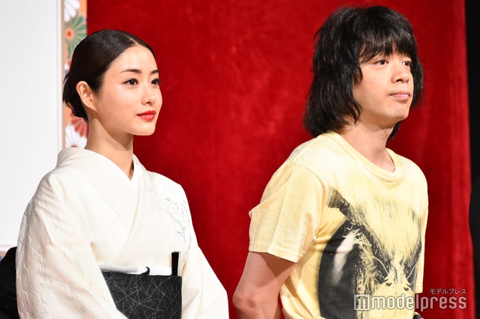 石原さとみ、峯田和伸 (C)モデルプレス