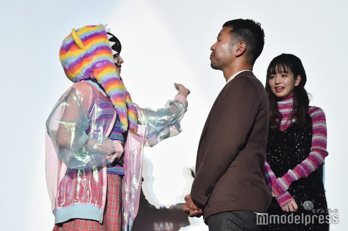 進藤丈広監督にビンタをする吉田凜音(C)モデルプレス