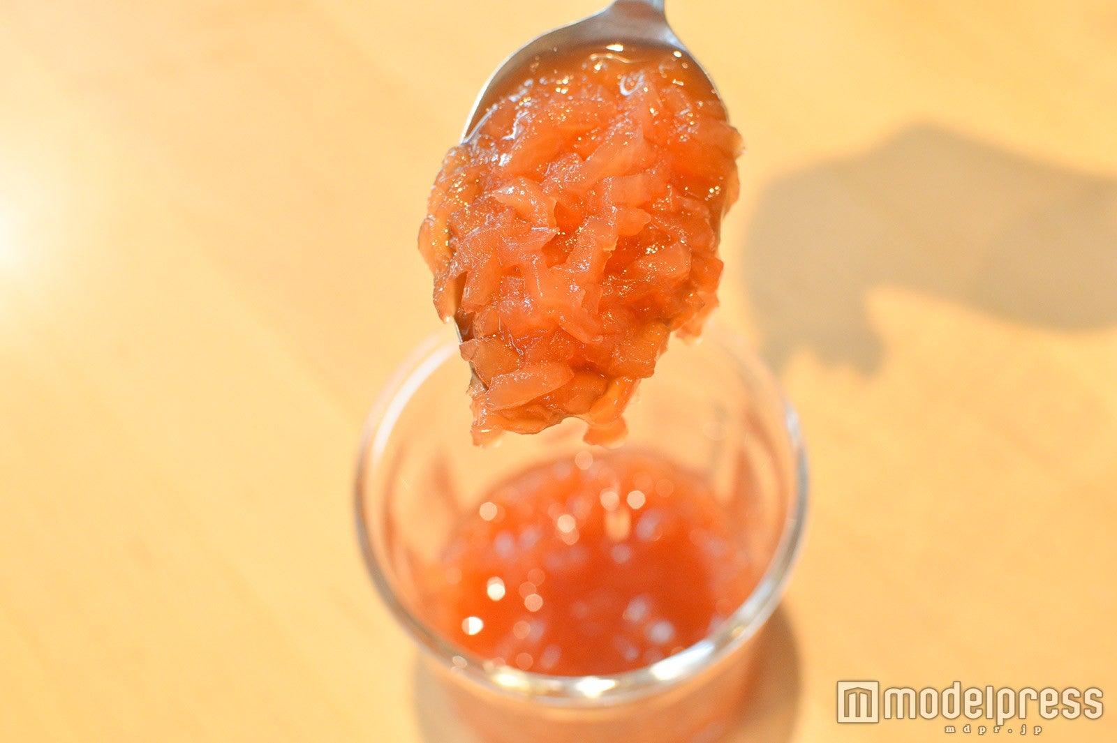 大きめの果肉が使われたカラメルアップルチャンク（C）モデルプレス