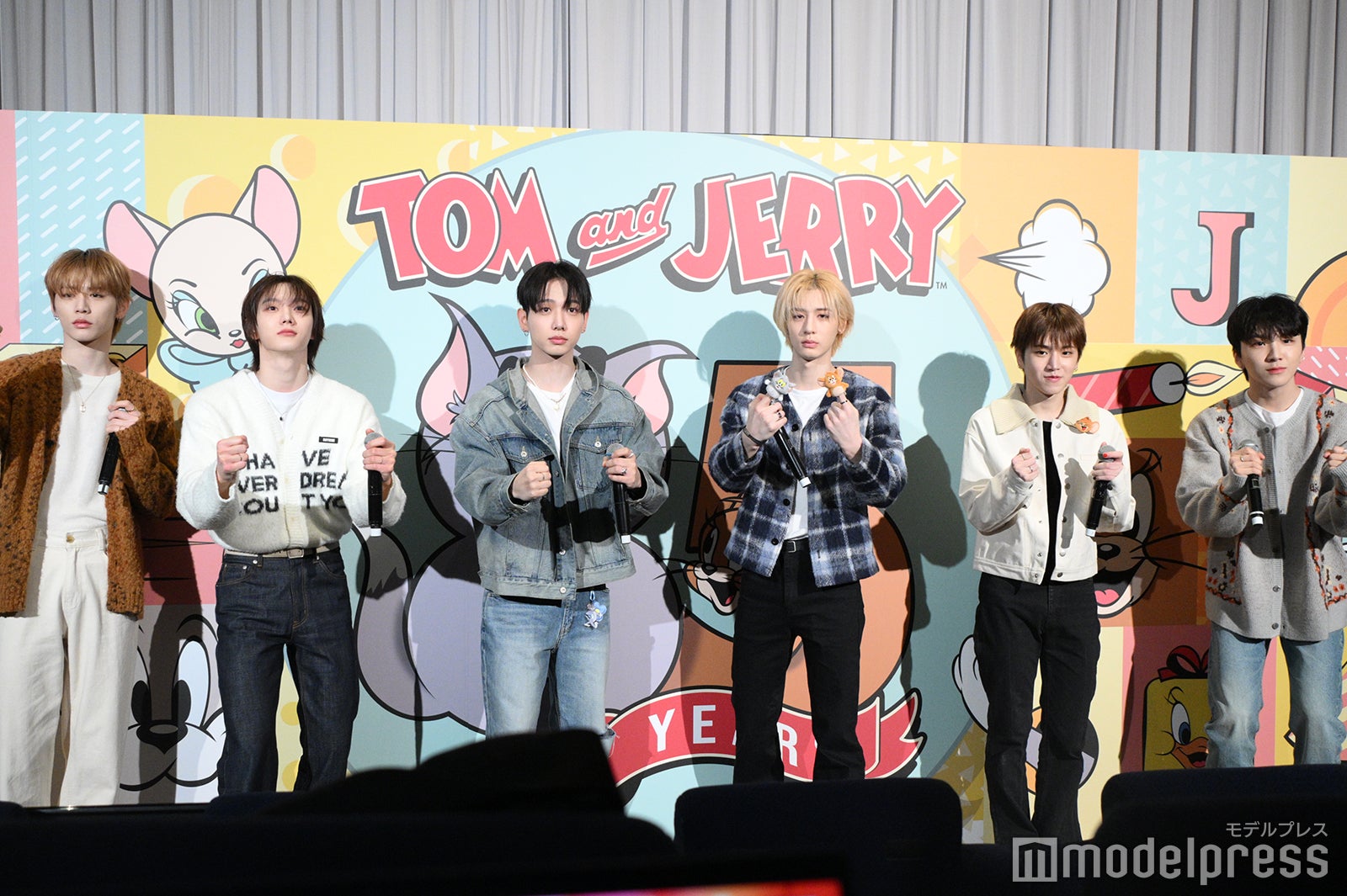 （左から）TAESAN（テサン）、SUNGHO（ソンホ）、JAEHYUN（ジェヒョン）、LEEHAN（イハン）、RIWOO（リウ）、WOONHAK（ウナク）（C）モデルプレス