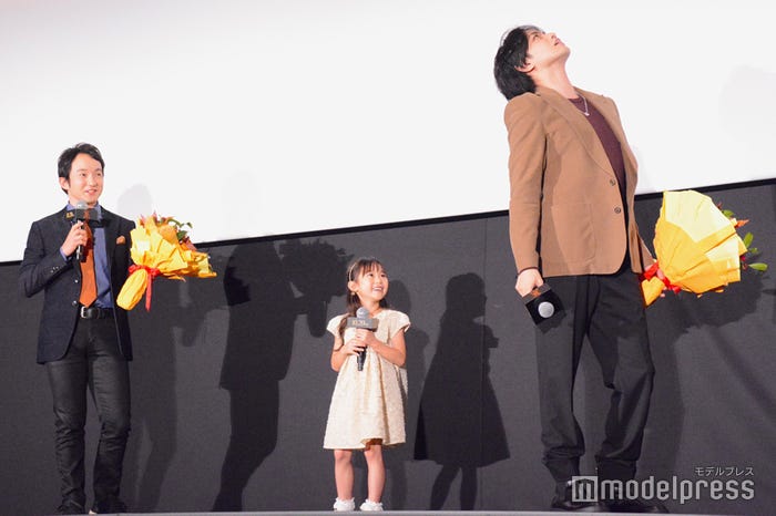 佐藤恋和の可愛さに悶絶する中島健人、優しく見守る浅利陽介(C)モデルプレス