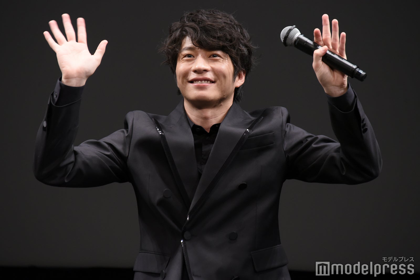 両手を力いっぱい振る田中圭（C）モデルプレス