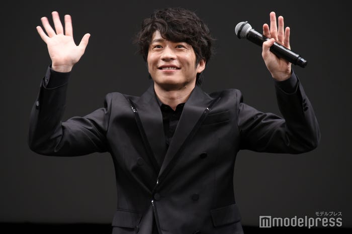 両手を力いっぱい振る田中圭(C)モデルプレス