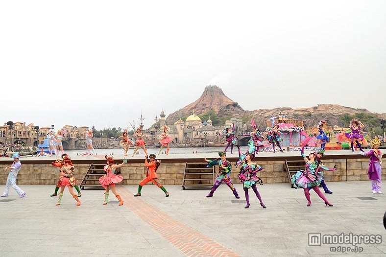 稼動式ステージ（C）モデルプレス