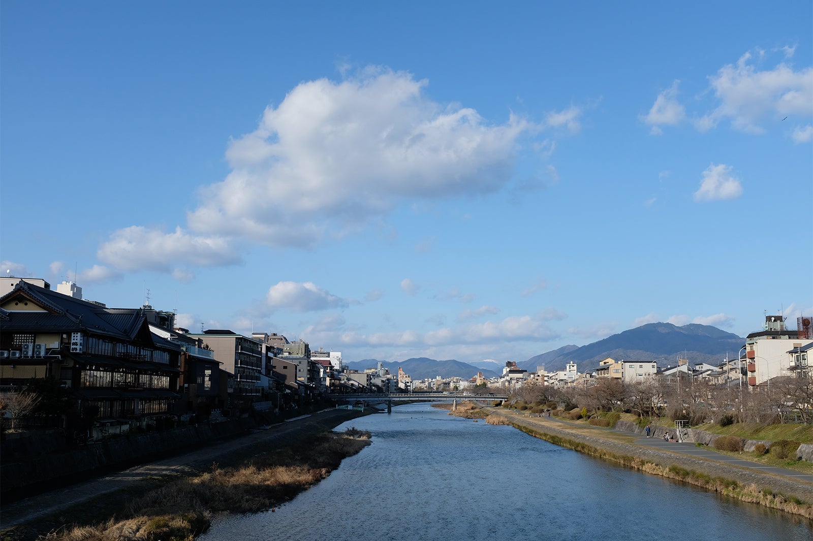夏場は川床もオープンする鴨川／画像提供：東海旅客鉄道株式会社
