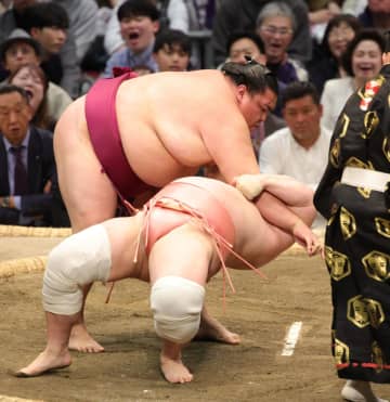 御嶽海が勝ち越し 投げに抵抗した宇良に「彼女じゃないんだから（笑）」 腕を絡めて粘られる