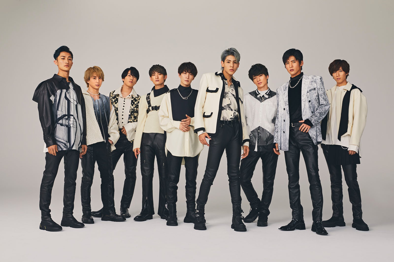 Snow Man、初の単独配信ライブを映像化 演出で使用した同様の銀テープ封入